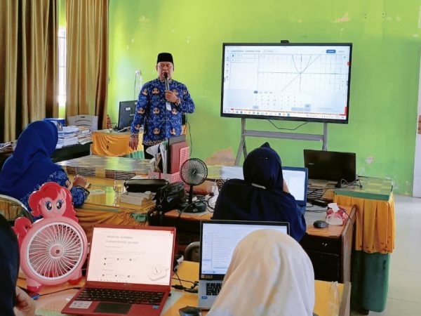 Pengimbasan Internal: Pemanfaatan IFP untuk Mewujudkan Pembelajaran Digital yang Menarik di SMAN 2 Biau